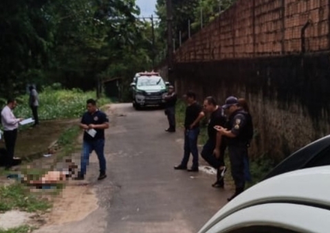 Homem é assassinado com tiros e facadas atrás de muro de igreja em Manaus