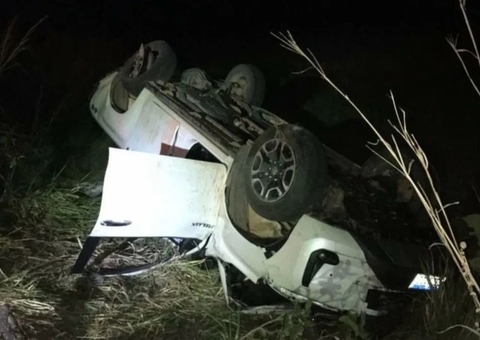 Carro capota em acidente na BR-174 com mulher e duas crianças