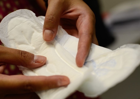 Governo lança programa de distribuição gratuita de absorvente pelo SUS