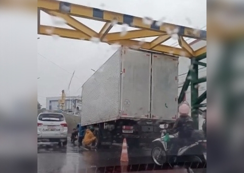 Caminhão fica engatado em limitador de passagem subterrânea em Manaus; vídeo