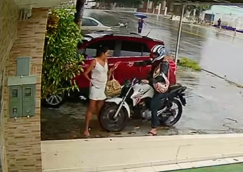Vestido de mototaxista, homem assalta mulher durante chuva em Manaus; vídeo