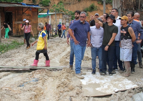 Lama de deslizamento de barranco atingiu 2 metros de altura em Manaus, diz bombeiro