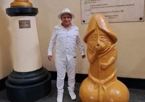 Político instala estátua de pênis gigante em prefeitura e causa polêmica
