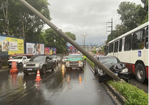 Carro atinge poste durante chuva e complica trânsito em avenida de Manaus 
