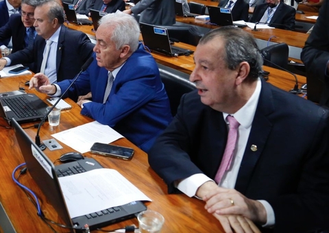 Omar Aziz pede prioridade para programas habitacionais para famílias em áreas de risco