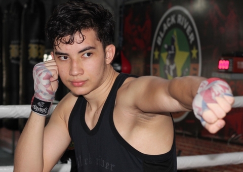 Campeão de muay thai supera depressão e se prepara para estreia no boxe em Manaus