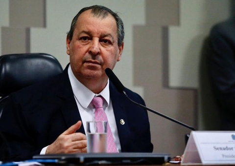 Omar Aziz aponta suspeita de propina no caso de joias doadas a Bolsonaro