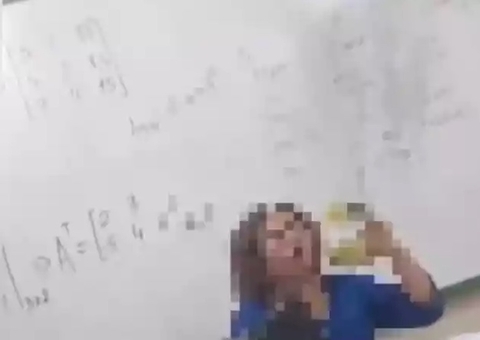 Aluno causa indignação ao 'presentear' professora negra com esponja de aço 