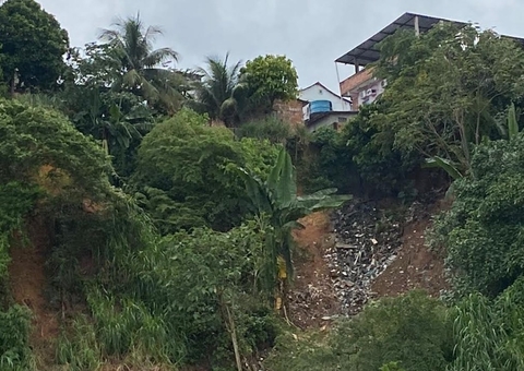Casas na orla do São Raimundo têm risco de desabar em Manaus, alerta deputado