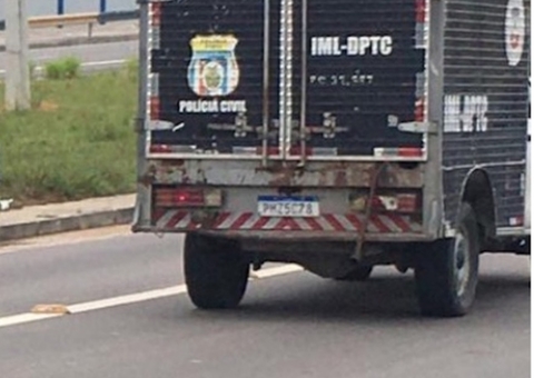 Motociclista morre ao bater em porta de carro aberta em avenida de Manaus