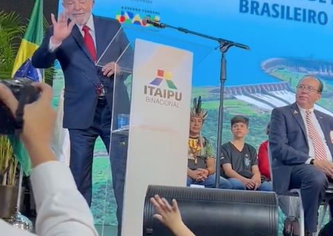 Criança interrompe discurso de Lula em Itaipu