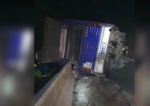 Ônibus com turistas tomba em SP e deixa 3 mortos e 20 feridos 