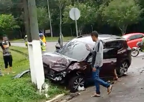 Carros ficam destruídos em acidente na avenida de Manaus; vídeo