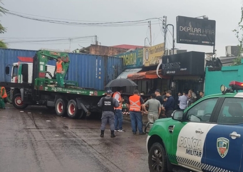 Avenida fica interditada para retirada de carreta que invadiu drogaria em Manaus