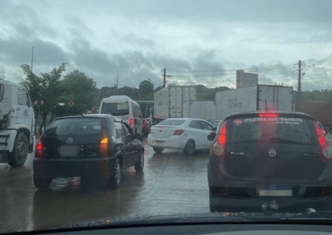 Trânsito fica parado no Distrito devido operação para tirar carreta de drogaria em Manaus