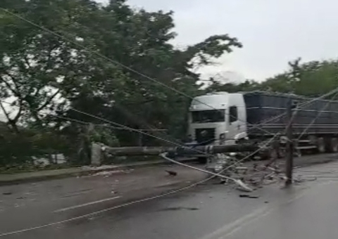 Carreta perde controle durante chuva e arrasta poste em Manaus; vídeo