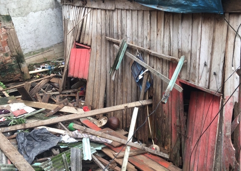 Casa desaba após dias de fortes chuvas em Manaus; moradora pediu ajuda em vídeo