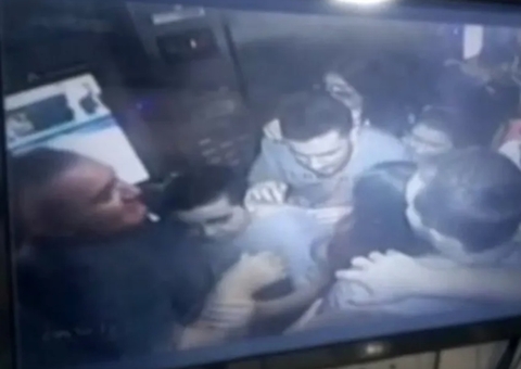 Elevador com 11 pessoas despenca e deixa feridos; vídeo