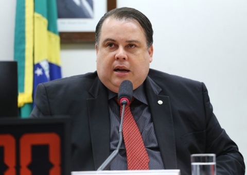 Projeto proíbe cirurgia de mudança de sexo em menores de 21 anos