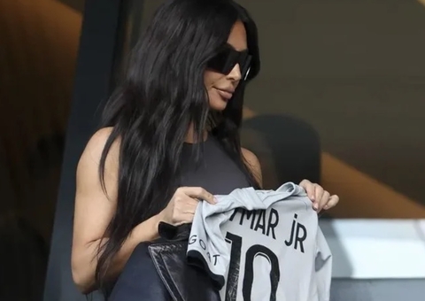 Kim Kardashian faz videochamada com Neymar durante jogo do PSG