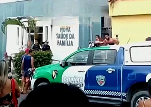 Vídeo: Homem é espancado após ser flagrado roubando casa, foge e invade UBS em Manaus