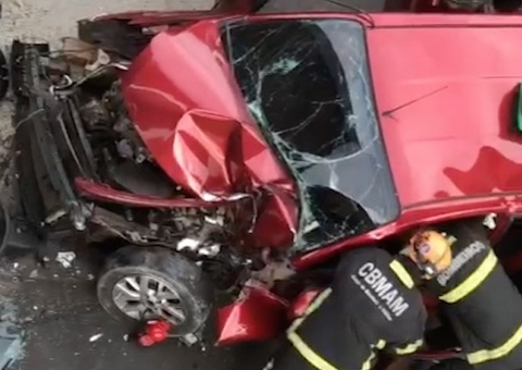 Carro fica despedaçado ao colidir em pilastra de terminal em Manaus; vídeo