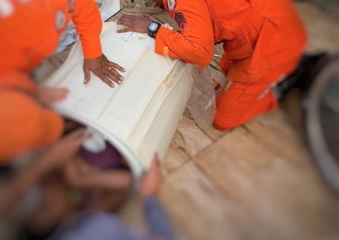 Menina fica em pânico ao ficar presa dentro de máquina de lavar roupas