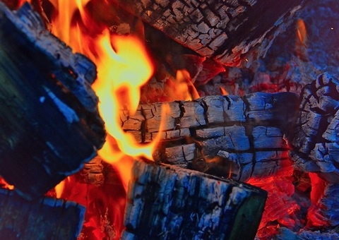 Adolescente é torturado e tem pênis queimado com brasa por casal em MG 