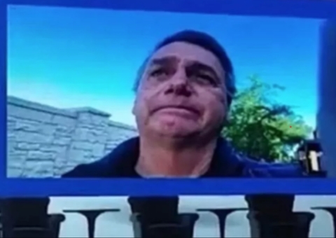 Bolsonaro chora e fala em sofrimento e momento difícil longe do país