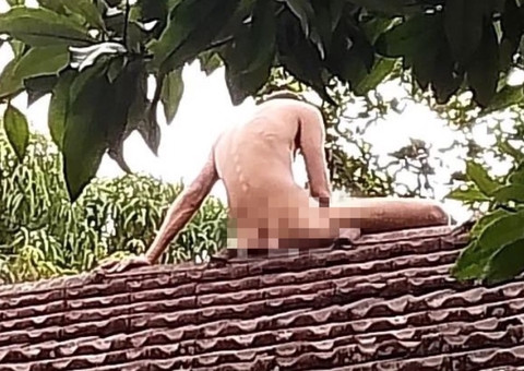 Homem surta e vai parar 'peladão' em cima de telhado em Manaus