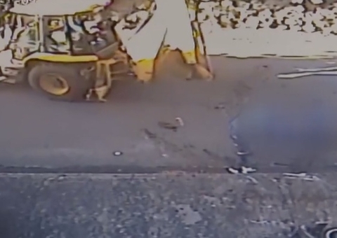 Motorista furioso mata colega de trabalho esmagado com retroescavadeira; vídeo chocante
