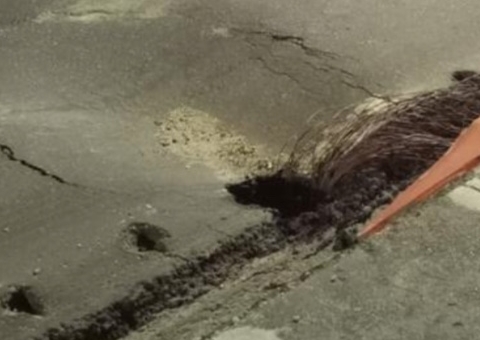 Moradores temem acidente após afundamento na avenida Efigênio Salles em Manaus