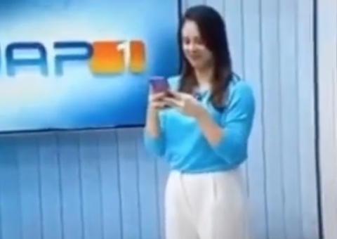 Vídeo: Apresentadora comete gafe e conta fofoca de amiga ao vivo sem perceber