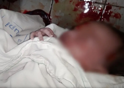 Sem atendimento, mulher dá à luz em banheiro de maternidade: 'Não caiu na privada porque segurou'