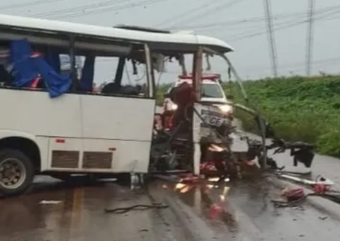 Acidente gravíssimo entre micro-ônibus e caminhão deixa 9 mortos