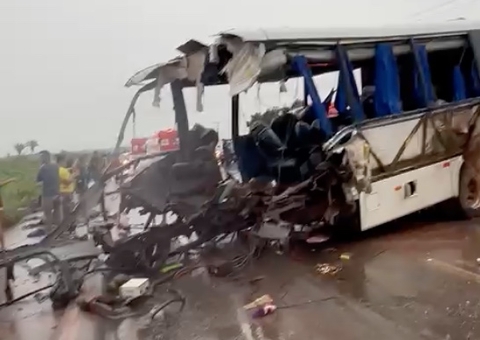 Sobe para 12 número de mortos em acidente gravíssimo entre micro-ônibus e caminhão no Pará