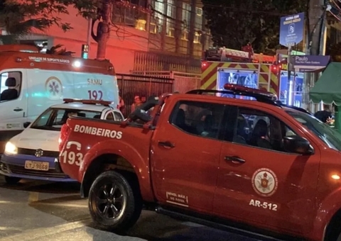 Homem esfaqueia os pais, incendeia apartamento e morre ao cair de prédio