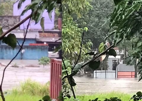 Igarapé do 40 transborda e água invade casas em Manaus; vídeo