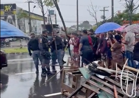Com móveis destruídos pela chuva, moradores bloqueiam avenida de Manaus em protesto
