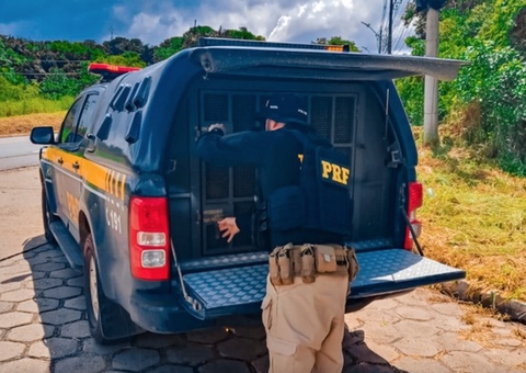 Mulher tem surto psicótico em igreja, esfaqueia fiéis e acaba presa na BR-174