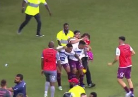 Polícia vai ouvir torcedor do Inter que invadiu campo e mãe da criança