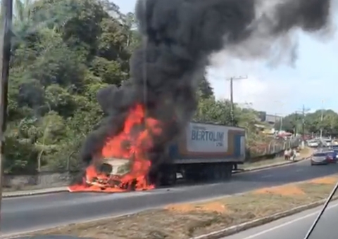 Vídeo: Incêndio destrói carreta na Avenida do Turismo em Manaus