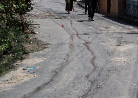 Homens são executados a tiros e arrastados por rua de Manaus