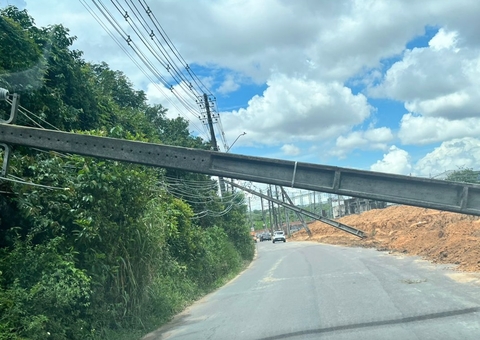 Postes de energia caem em sequência e bloqueiam rua de Manaus; vídeo