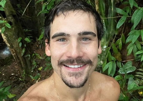 Nicolas Prattes chama atenção com volume em sunga branca: ‘cabeça marcada ali’