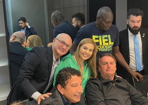 Coronel e Débora Menezes recepcionam Bolsonaro em retorno ao Brasil