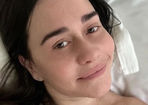 Aos 52, Alessandra Negrini surge seminua na cama e enlouquece seguidores
