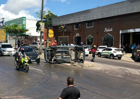 Carro capota após motorista tentar desviar de carro parado em avenida de Manaus; vídeo