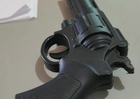 Professora encontra crianças com simulacro de arma de fogo em escola