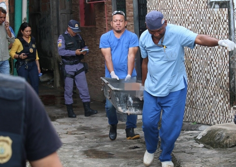 Homem é encurralado e executado por pistoleiros em beco de Manaus